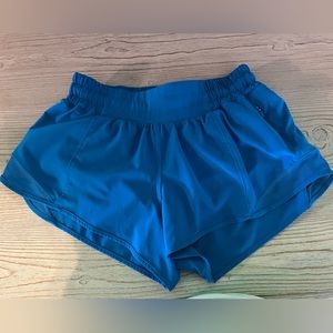 Lululemon hotty hot low rise 2.5 inch size 4 in poolside